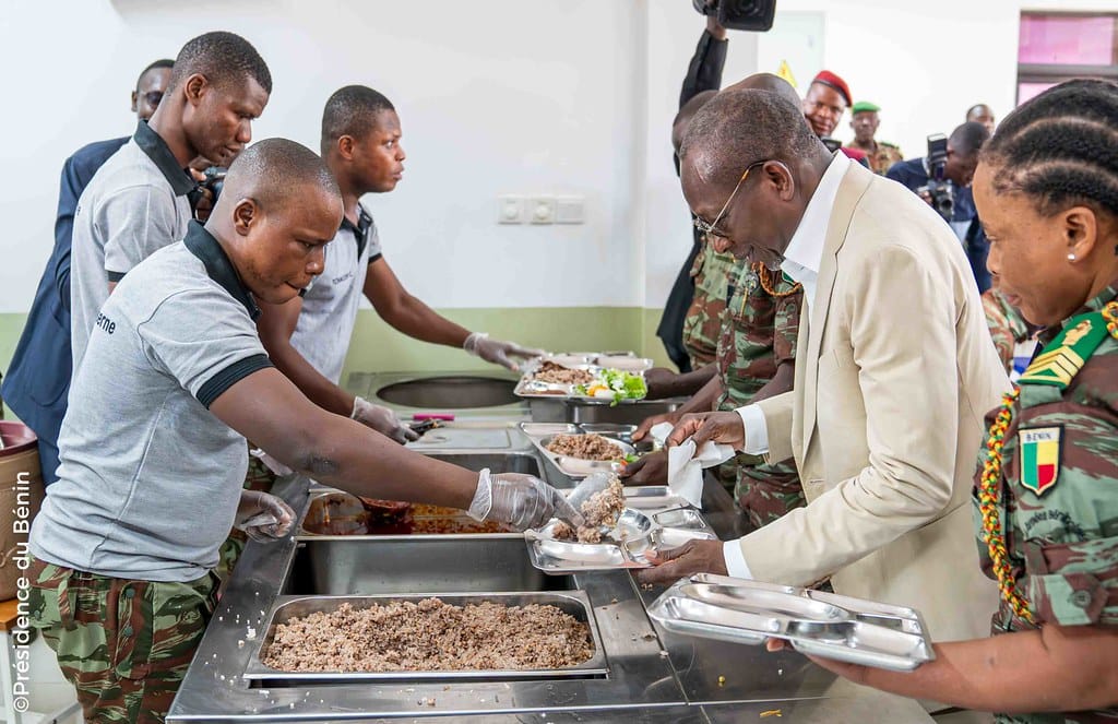 Renforcement des liens avec l’armée : Patrice TALON partage un repas historique avec les soldats à Allada